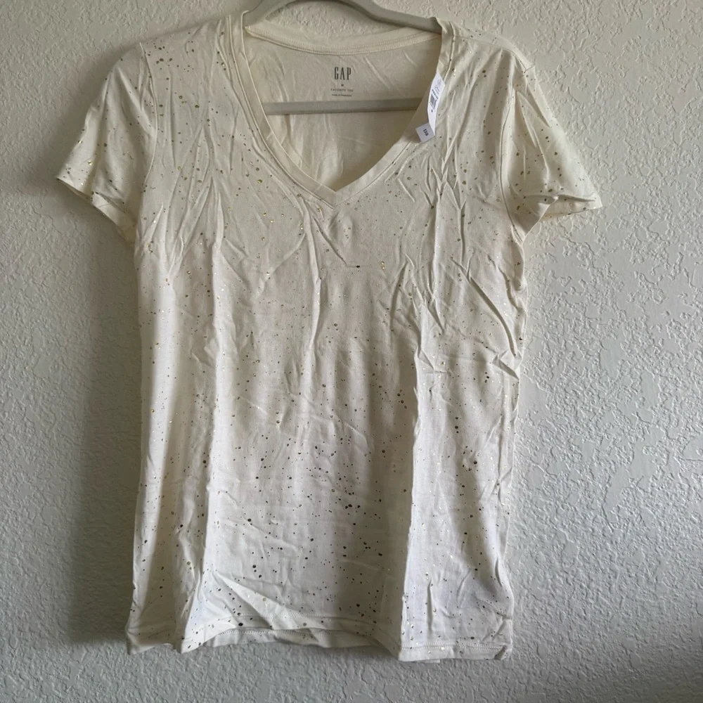 NWT GAP Women's Favorite Tee Cream V-Neck Top with gold details - Picture 1 of 4